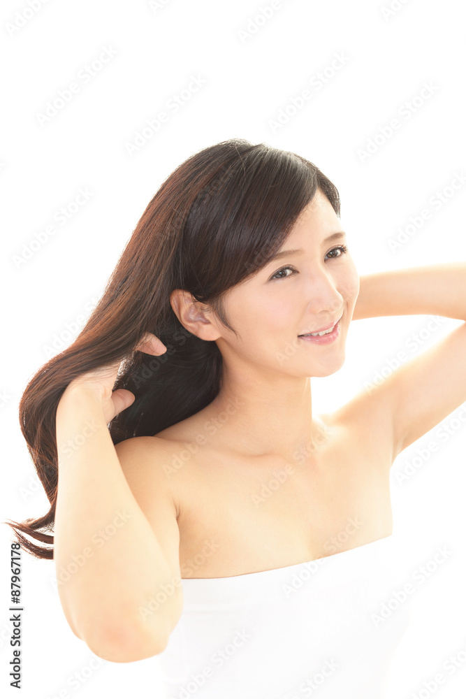 ヘアケアをする女性