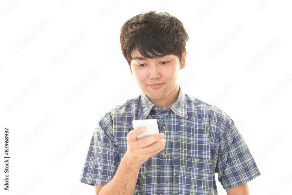スマートフォンを持つ男性 スマートフォンを持つ男性