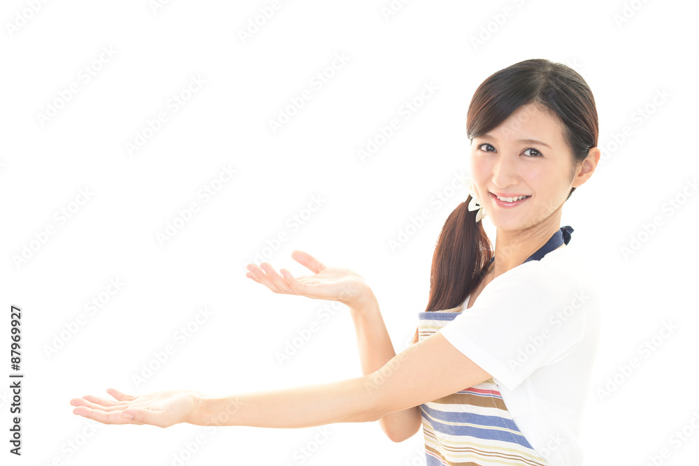 エプロンを着た笑顔の女性 エプロンを着た笑顔の女性