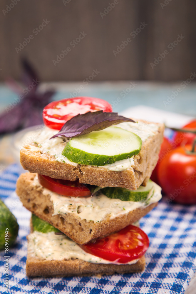 sandwich with tomatoes
