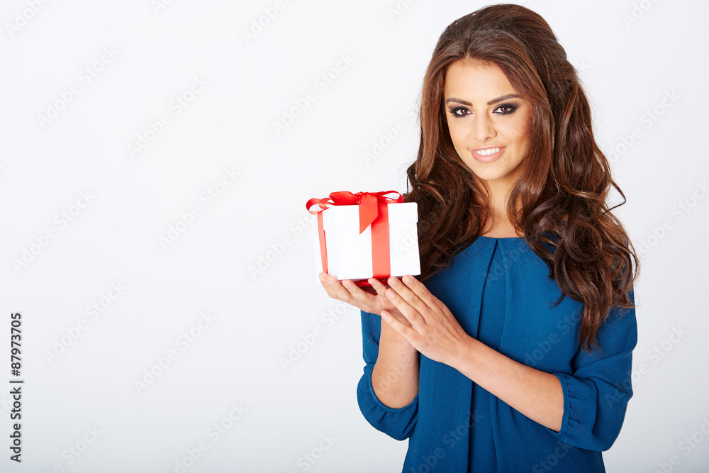 junge frau mit einem geschenk in der hand junge frau mit einem geschenk in der hand