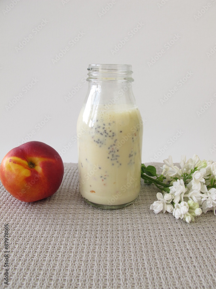 Joghurt-Smoothie mit Nektarine und Chiasamen in der Flasche Joghurt-Smoothie mit Nektarine und Chiasamen in der Flasche