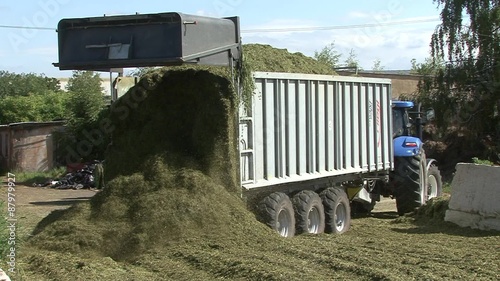  Emptying into the pit silage