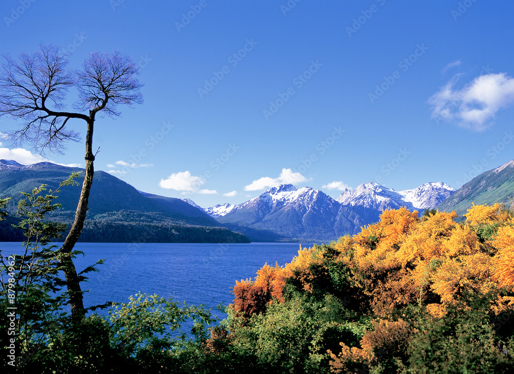 アンデス地方のサン・カルロス・デ・バリローチェ Photos Adobe Stock