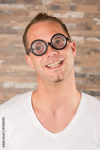 Junger Mann mit dicker Brille macht Grimassen / albern, fröhlich, spaßig –  Stock-Foto | Adobe Stock