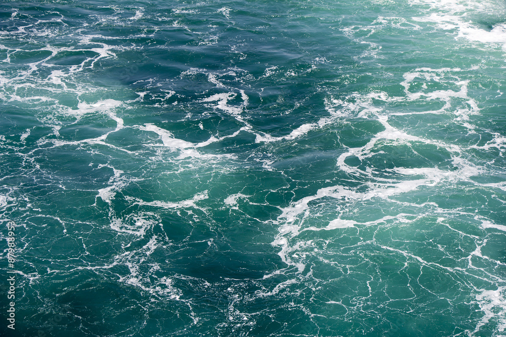 Obraz premium Turkusowa zieleń Woda morska z morską pianą jako tło