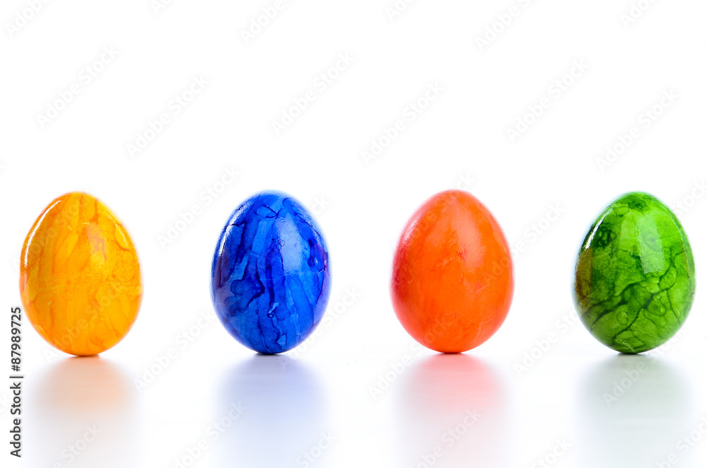 Ostereier aufgereiht und freigestellt