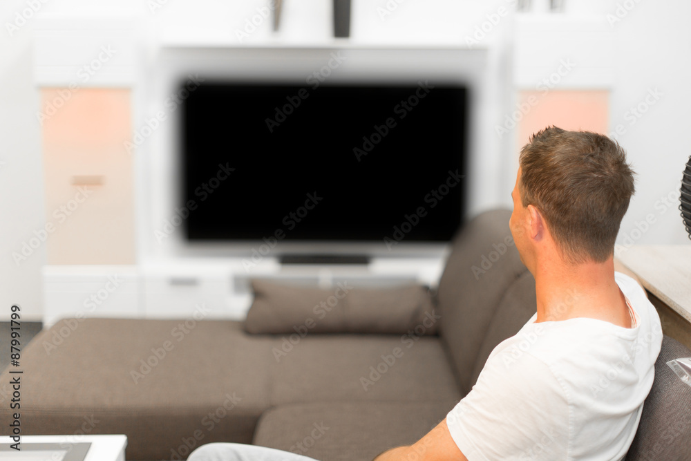 Junger Mann vor Wohnzimmer Tv, Flatscreen, Plasma Fernseher Groß Junger Mann vor Wohnzimmer Tv, Flatscreen, Plasma Fernseher Groß