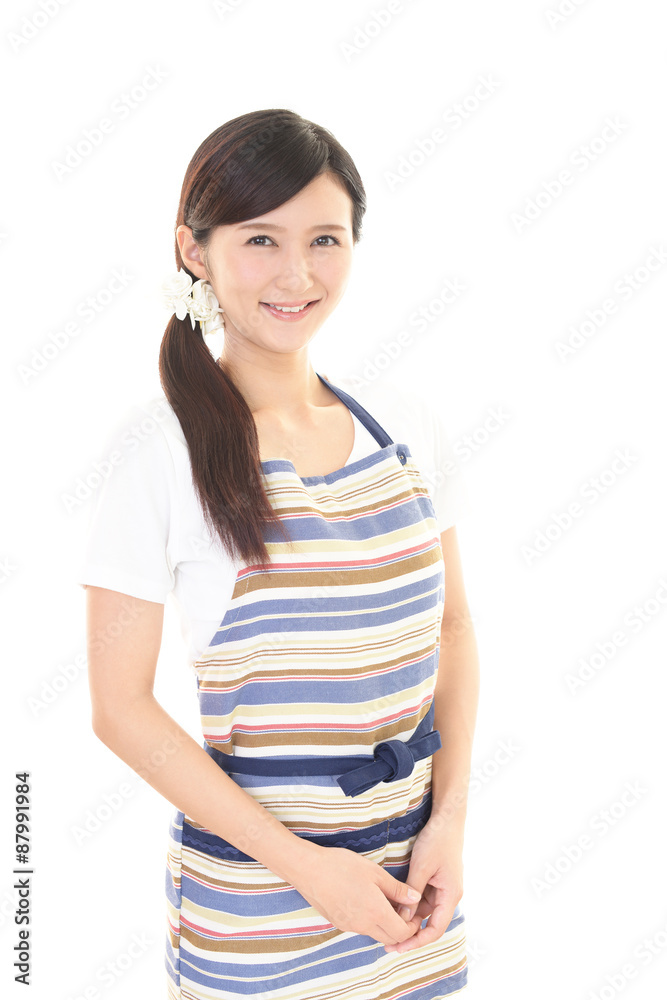 エプロンを着た笑顔の女性