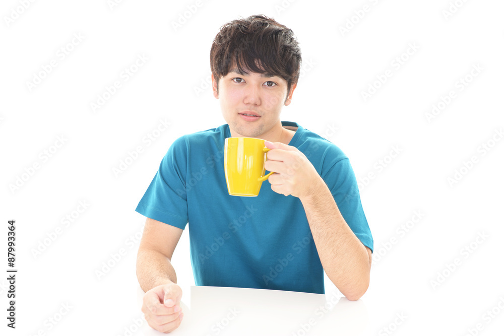 コーヒーを飲み寛ぐ男性