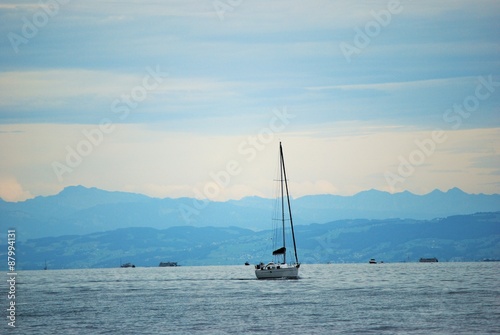 Malerische Stimmung auf dem Bodensee mit den Schweizer Bergen im Hintergrund