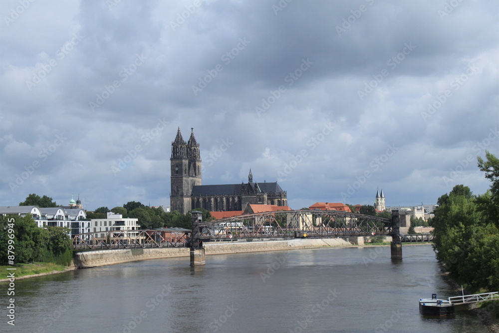Magdeburg, Stadtpanorama mit Dom, Elbe und Hubbrücke