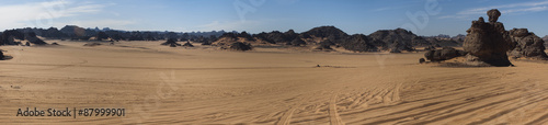 Panoramica delle tipiche formazioni rocciose dell'Akakus nel desrto libico 