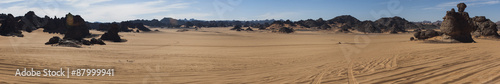 Panoramica delle tipiche formazioni rocciose dell'Akakus nel desrto libico
 photo