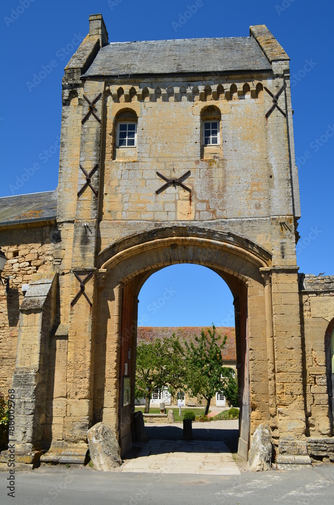 Porche d'entrée du Prieuré de Saint-Gabriel-Brécy (Calvados - Normandie)