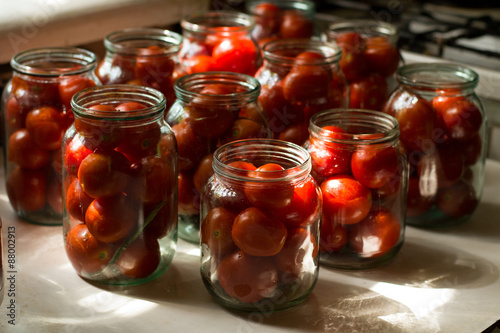 Процесс приготовления маринованных томатов банка