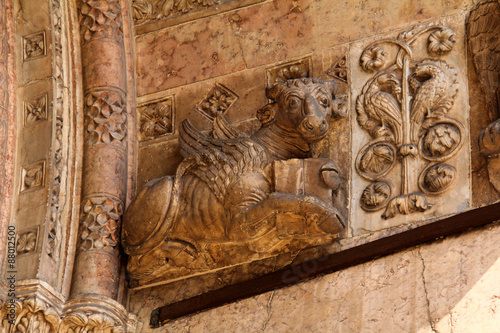 Fotografie vitello (simbolo evangelista Luca); protiro del Duomo di Verona