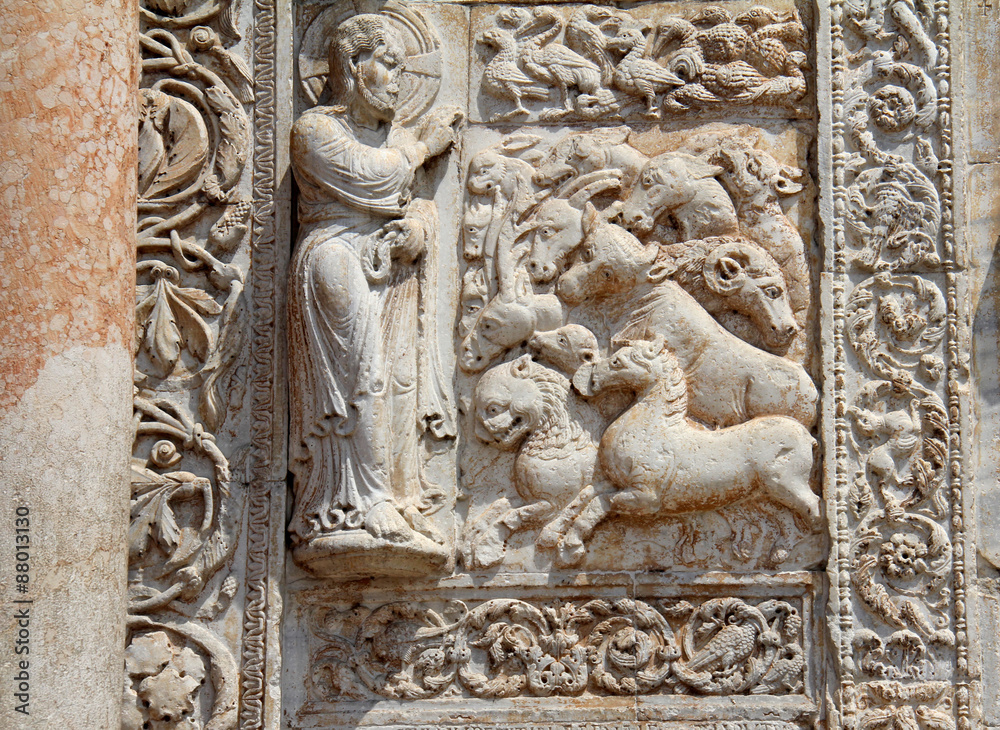 la creazione degli animali; altorilievo; Basilica di S. Zeno, Verona