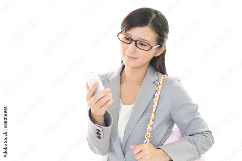 スマートフォンを持つ女性 スマートフォンを持つ女性