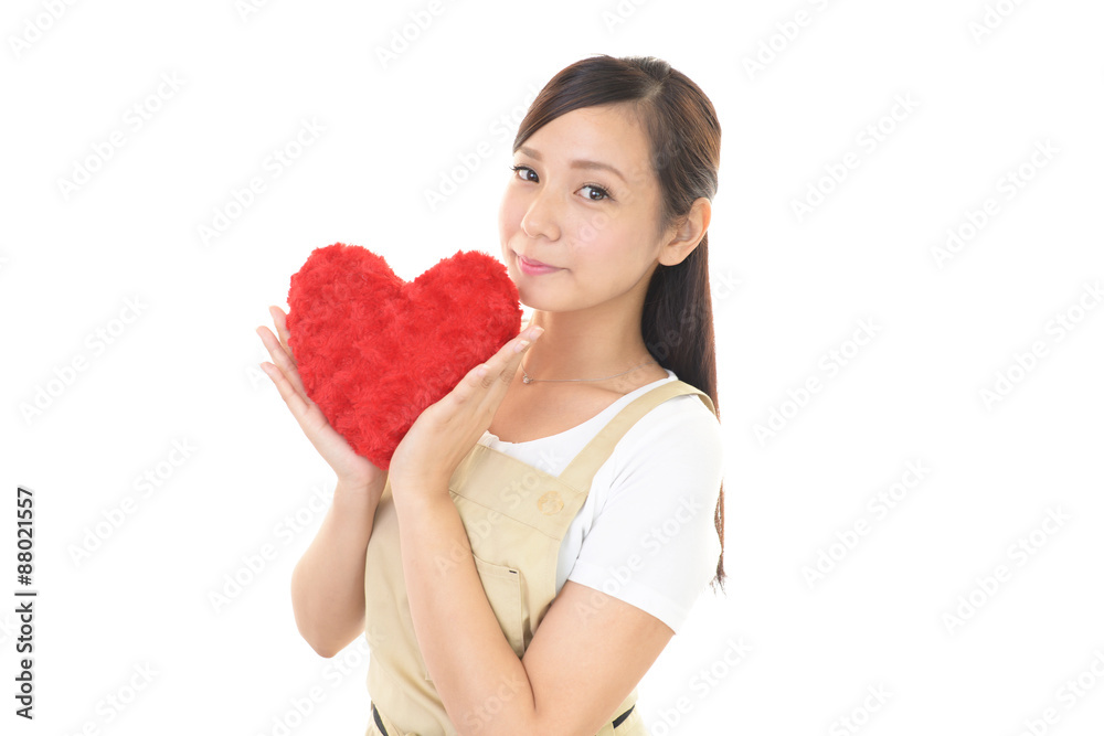 ハートマークを持つ女性