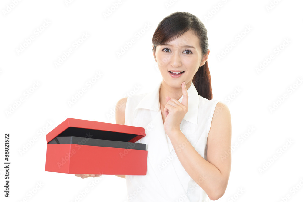 プレゼントを持つ笑顔の女性