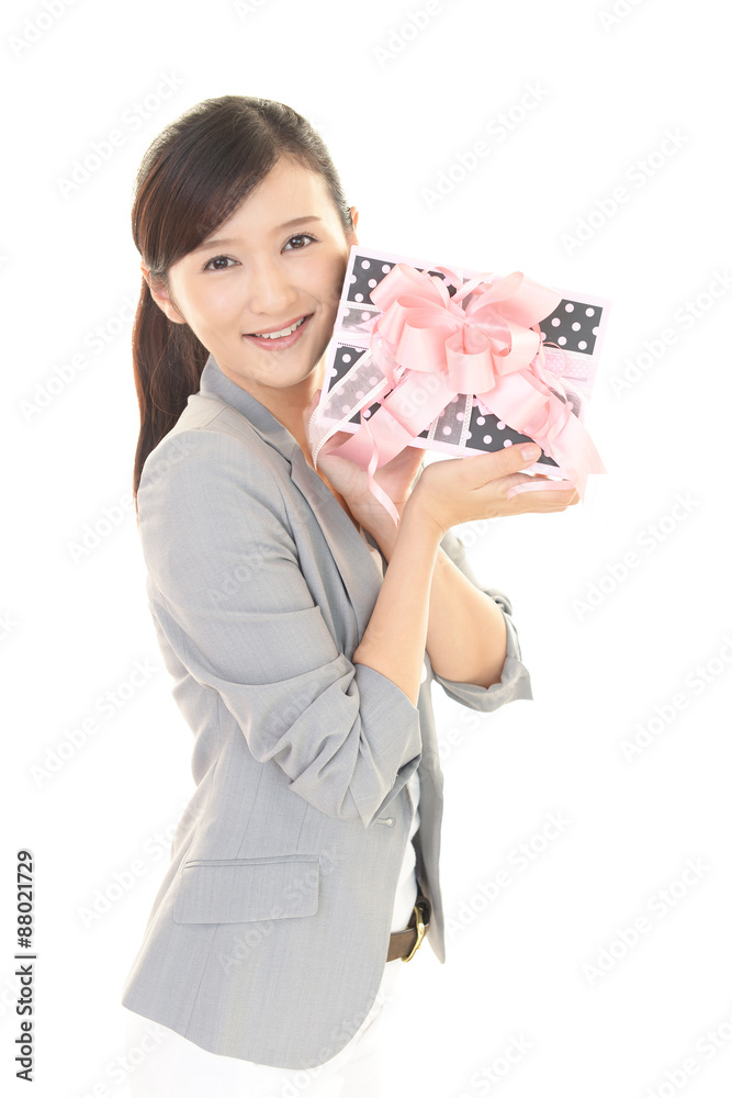 プレゼントを持つ笑顔の女性 プレゼントを持つ笑顔の女性
