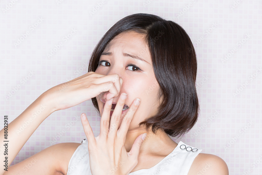 口臭を気にする女性 口臭を気にする女性