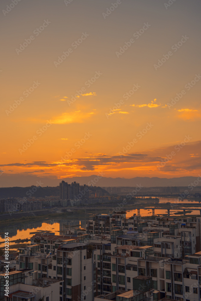 Obraz premium Riverside residential area at sunset