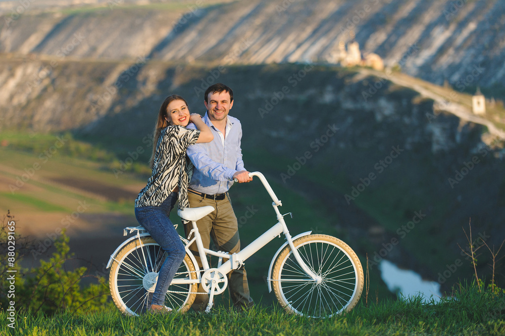 Obraz premium Happy Couple with Bicycle