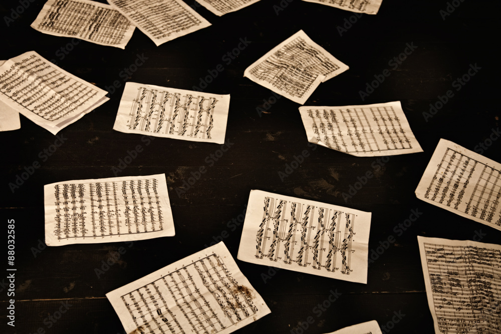 Obraz premium Musical notes strewn on the floor