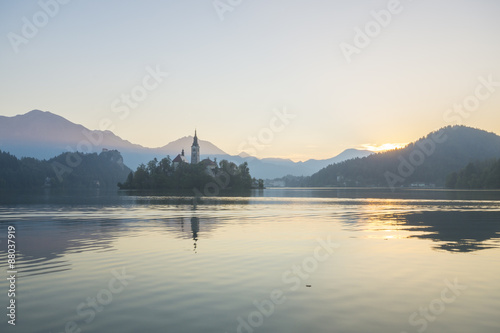 Kościół na wyspie na jeziorze Bled na tle Alp Julijskich © Mike Mareen