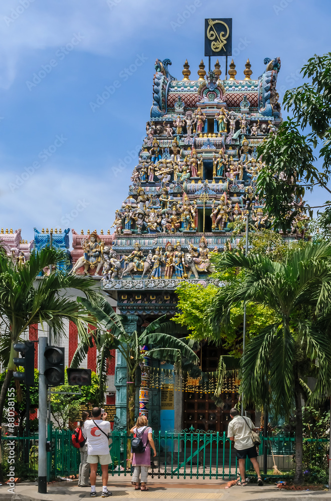 Obraz premium Touristen bestaunen einen Hindutempel in Singapur