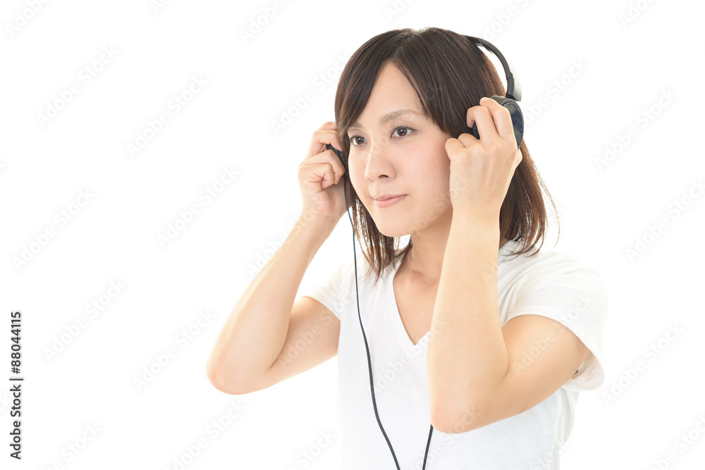 音楽を聴く女性 音楽を聴く女性