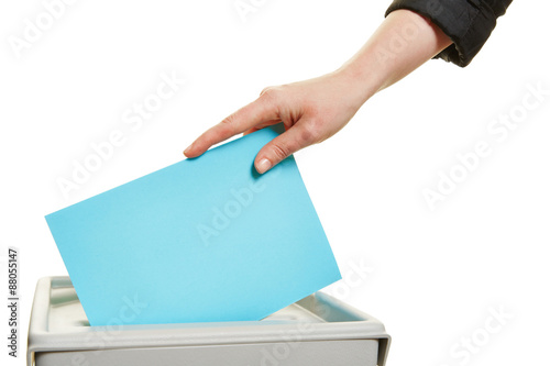 Weibliche Hand mit Stimmzettel bei Wahl photo