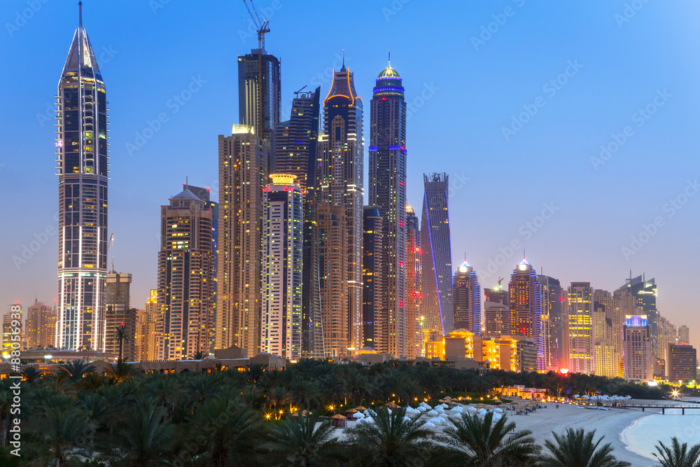 Obraz premium Cityscape of Dubai at night, United Arab Emirates