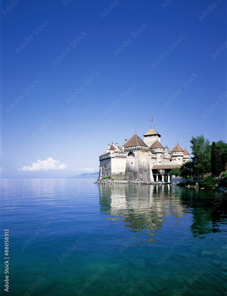 Fototapeta premium レマン湖畔のシオンの古城
