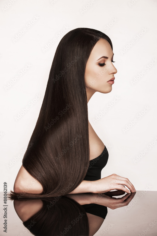 Fototapeta premium Elegant woman with beautiful natural hair