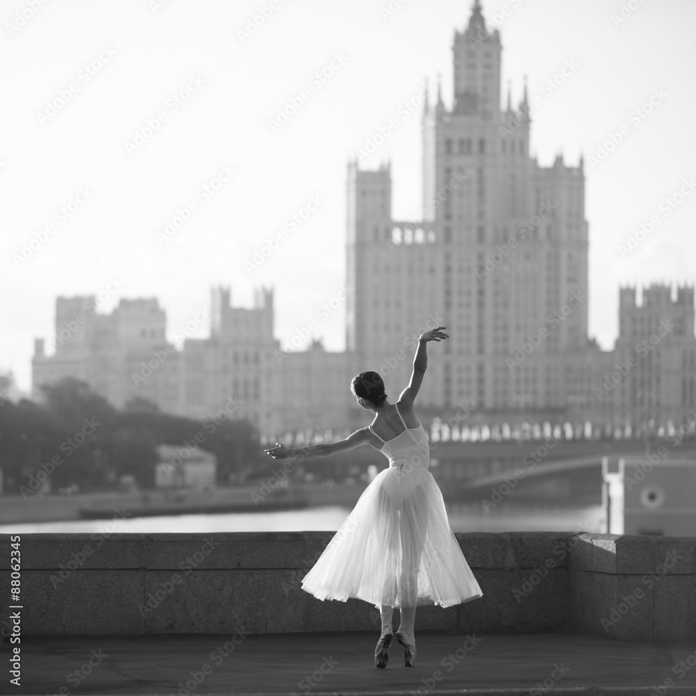 Ballerina dancing in the center of Moscow in the morning - obrazy, fototapety, plakaty 