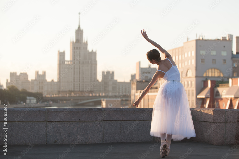 Obraz premium Ballerina dancing in the center of Moscow in the morning