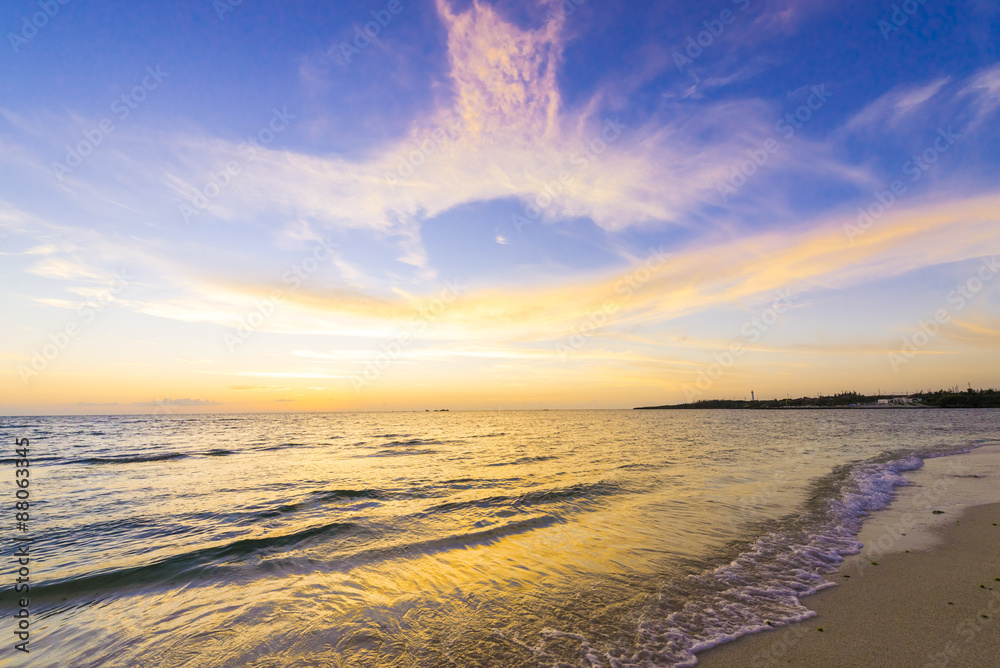 Obraz premium Twilight sunsets and beautiful beaches, Okinawa, Japan