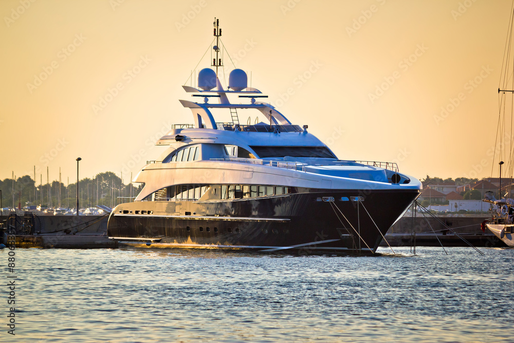 Obraz premium Luxury yacht on golen sunset
