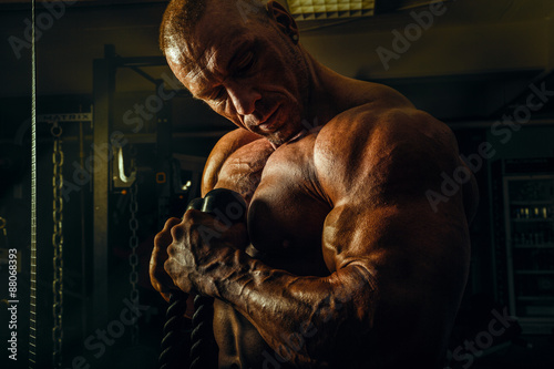 Bodybuilder im Studio