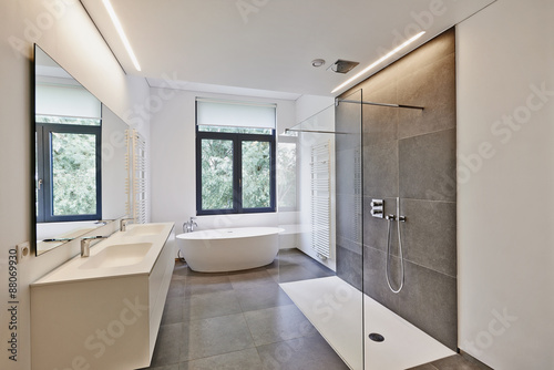 Photographie Salle de bains moderne de luxe