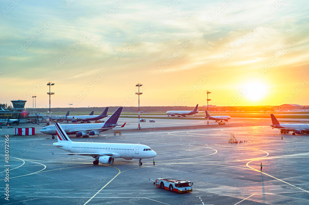 Fototapeta premium Nowoczesne lotnisko o zachodzie słońca