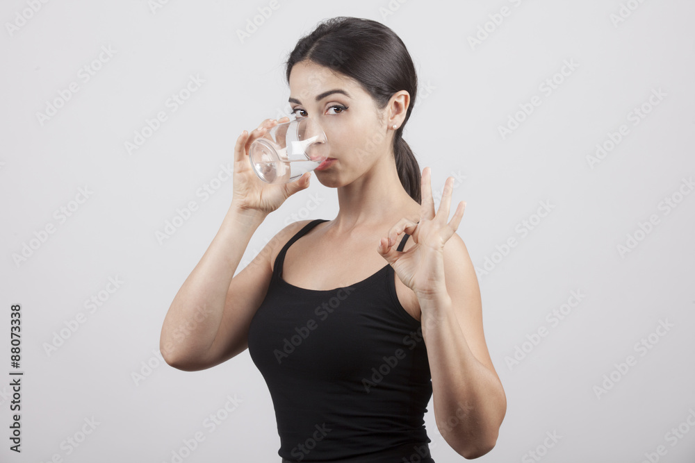 Giovane e bella ragazza beve un bicchiere d'acqua Giovane e bella ragazza beve un bicchiere d'acqua