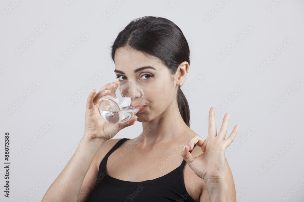 Giovane e bella ragazza beve un bicchiere d'acqua Giovane e bella ragazza beve un bicchiere d'acqua