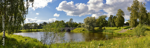 Пригородный пейзаж с водоёмом и мостом.Павловск.
