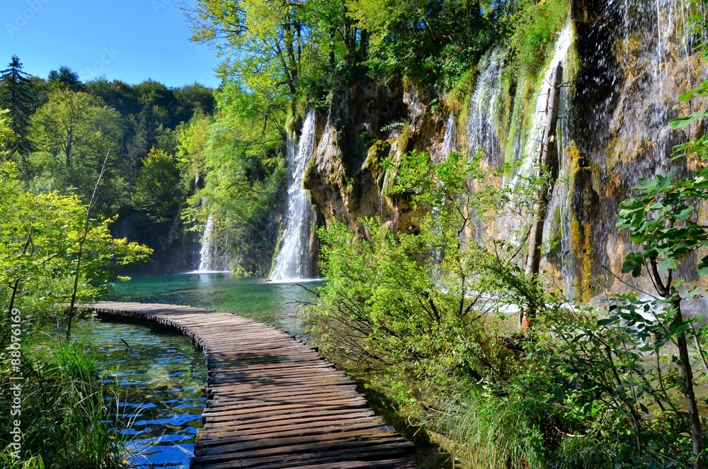 Fototapeta Boardwalk przez wodospady Park Narodowy Jezior Plitwickich, Chorwacja