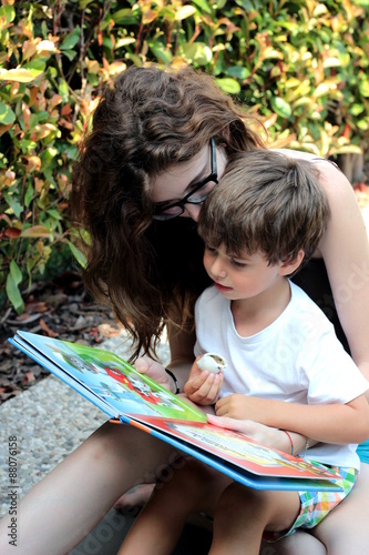 bambino con baby sitter in giardino