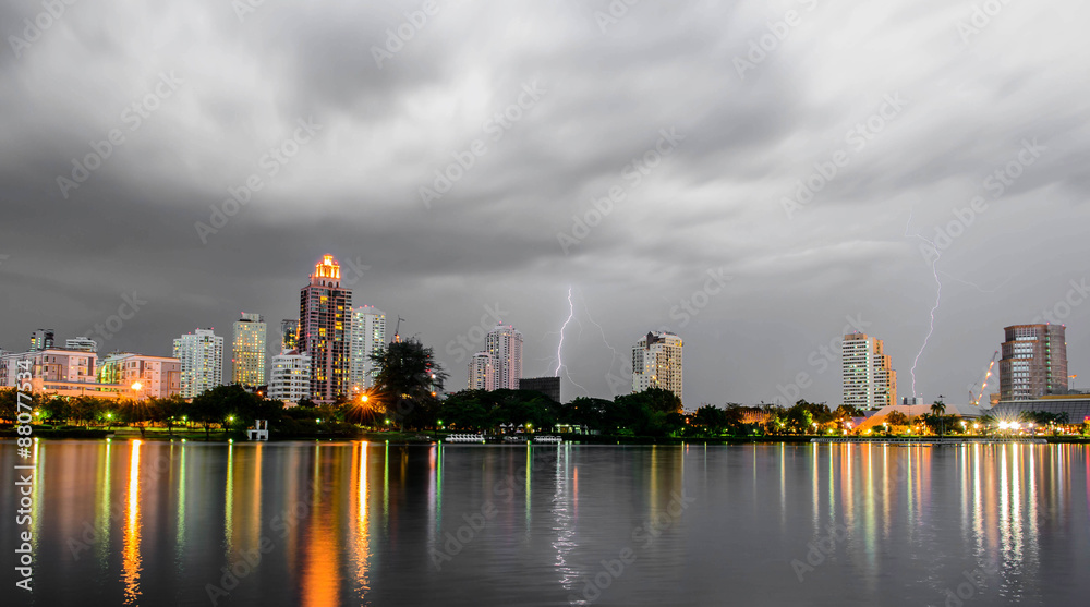 Naklejka premium lightning over city